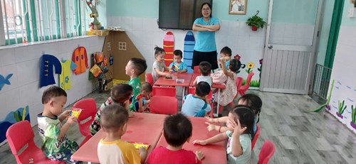 Các bé lớp chích choè làm quen giấy bút